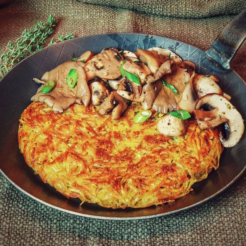 Ropogós burgonyarösti kovácsoltvas serpenyőben