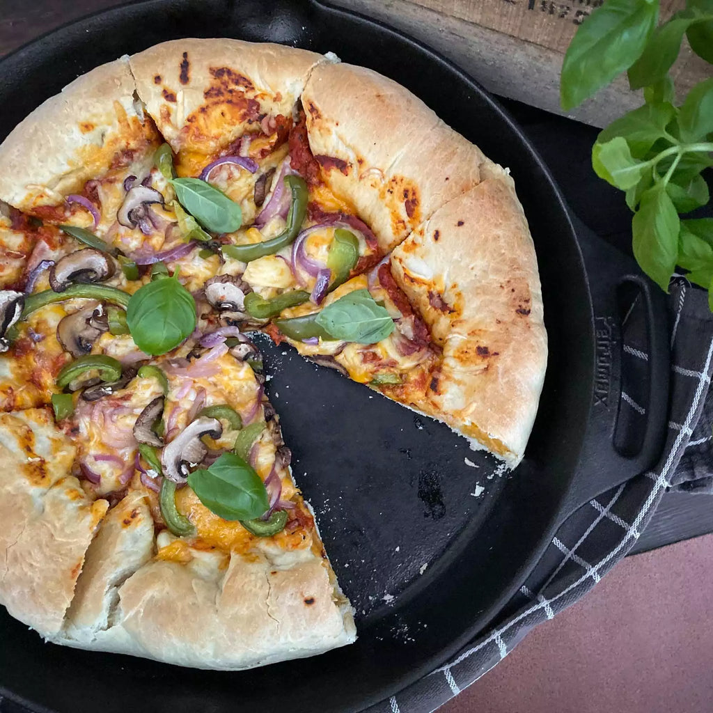 Image of Chicago-Style-Pizza mit gefüllten Käserand