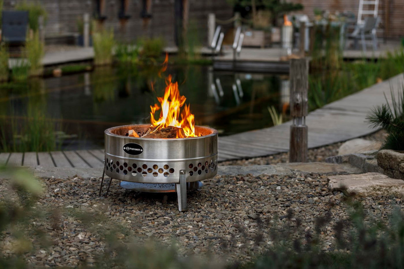 Brennende Petromax Feuerschale Tyropit im Garten