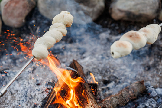 Stockbrot frisch über dem Lagerfeuer gebacken