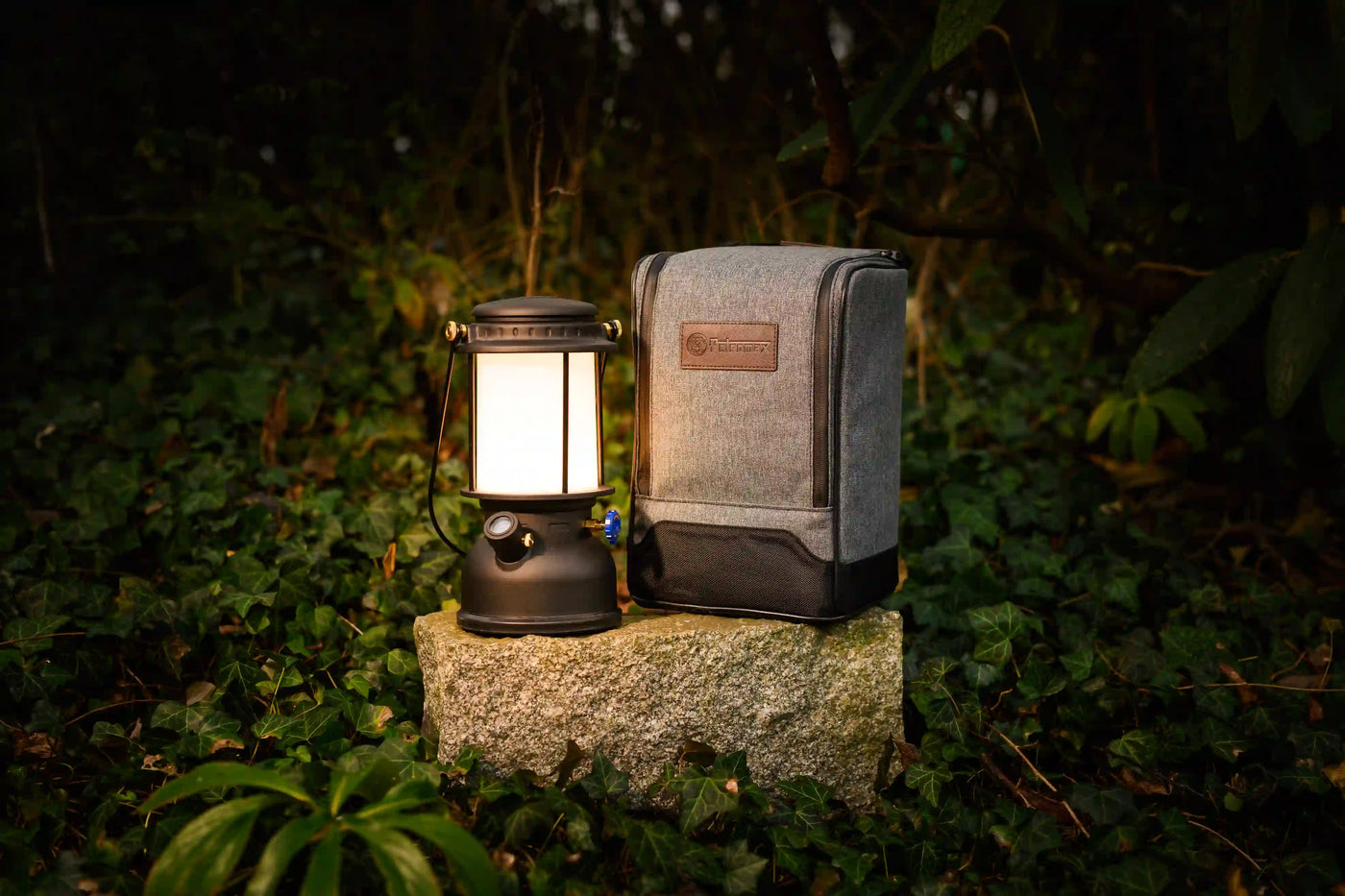 LED-Laterne LM500 leuchtet auf einem Stein im Wald