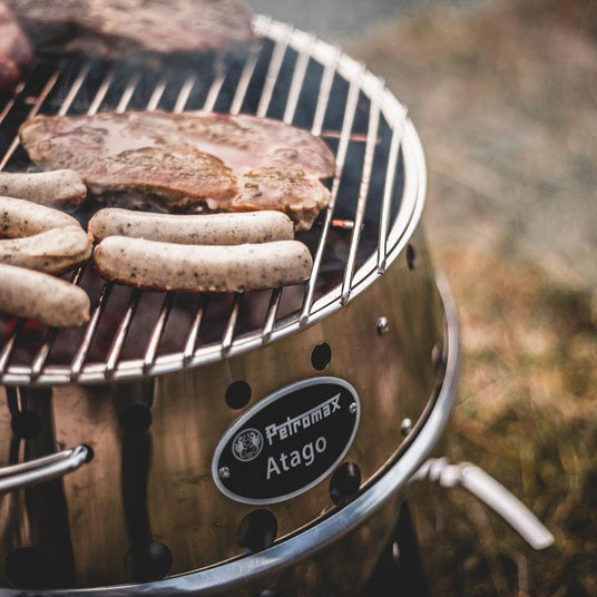 Frisch gegrilltes Fleisch auf einem Atago-Grill