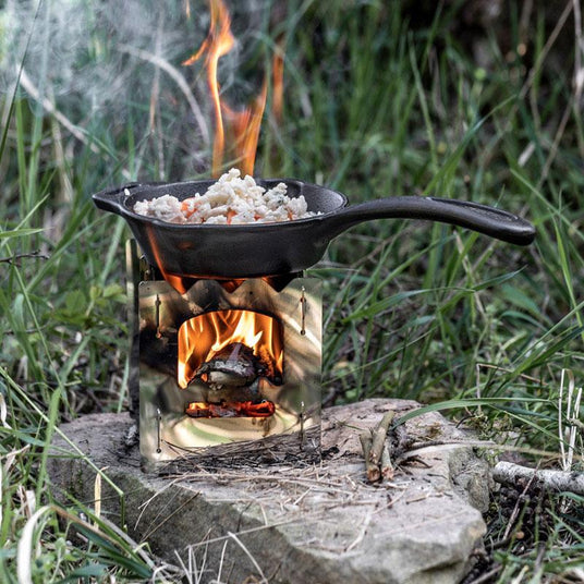 Gericht in einer Feuerpfanne über einem Hobokocher Petromax im Freien zubereitet