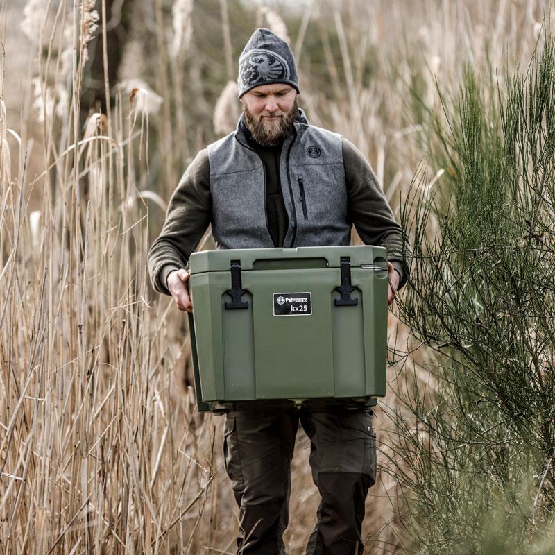 Mann trägt die Petromax Kühlbox KX25 ins Freie