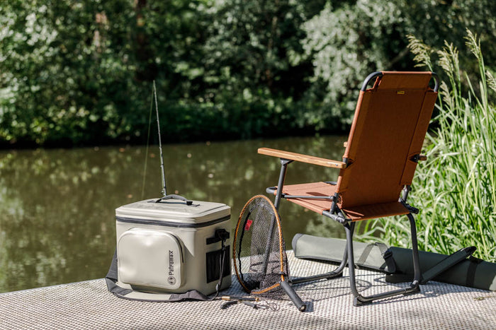Petromax Kühltasche liegt am See