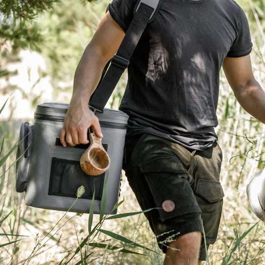 Tourist mit Petromax Kühltasche beim Wandern