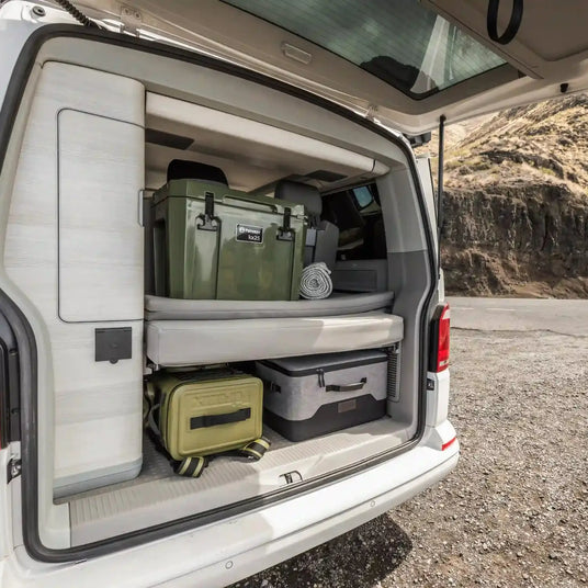 Kühlbox und Campingzubehör ordentlich im Bulli verstaut