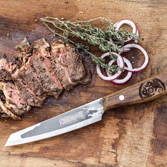 Petromax Küchenmesser neben geschnittenem Fleisch