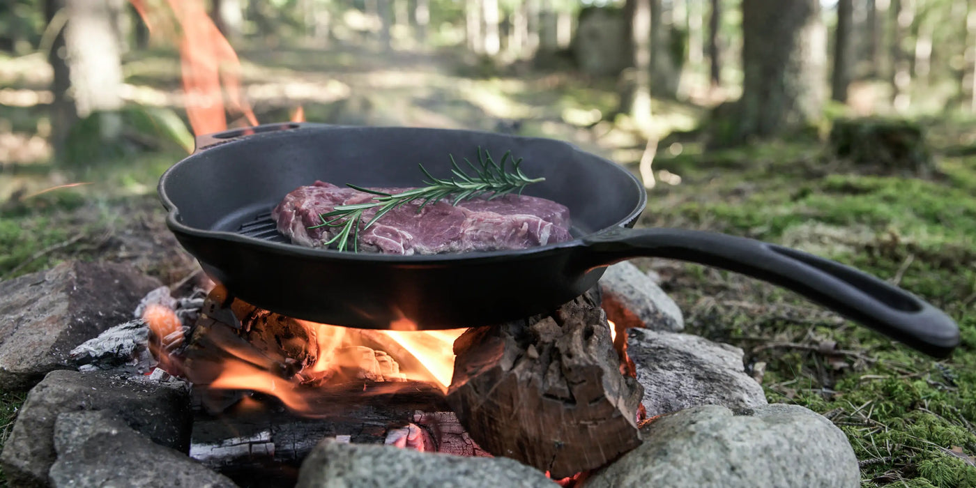 Petromax Gusseisenpfanne auf dem Lagerfeuer