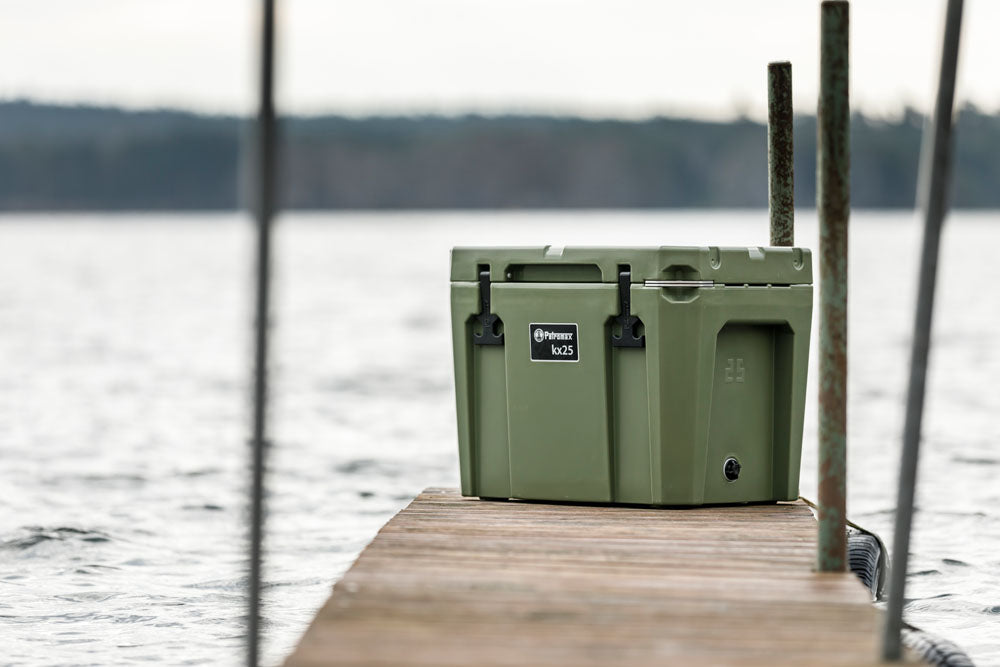 Eine Petromax Kühlbox auf einem Steg am See