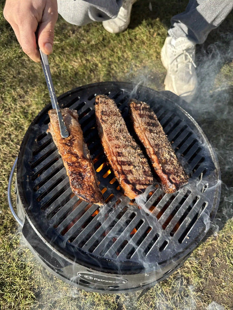 Zarte BBQ Rippchen aus dem Dutch Oven mit Kartoffeln, Paprika, Zwiebeln und knusprigem Bacon, frisch vom Grill serviert