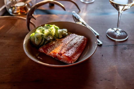 Regenbogenforelle auf der Haut gebraten