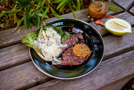 Olafs rückwärts gegarter Mutzbraten mit Brot auf einem Holztisch
