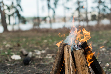 Feuer machen: Anleitung für dein Lagerfeuer