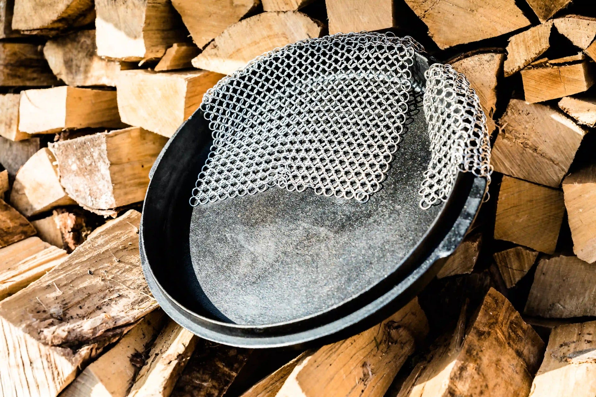 Gusseisen reinigen & pflegen: So bleiben Dutch Oven, Pfanne und Feuertopf lange einsatzbereit