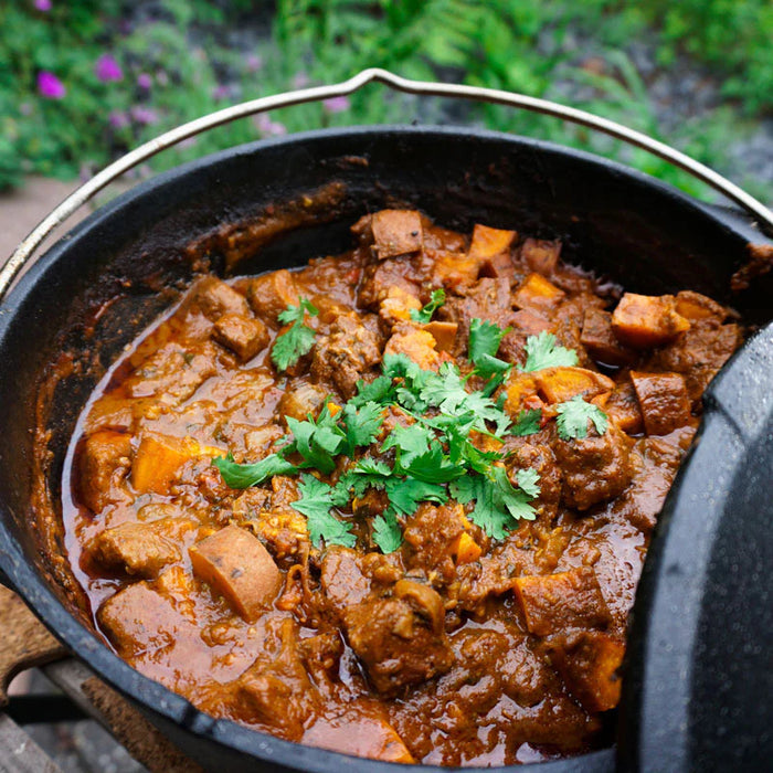 Gericht in einem Petromax Dutch Oven zubereitet wird