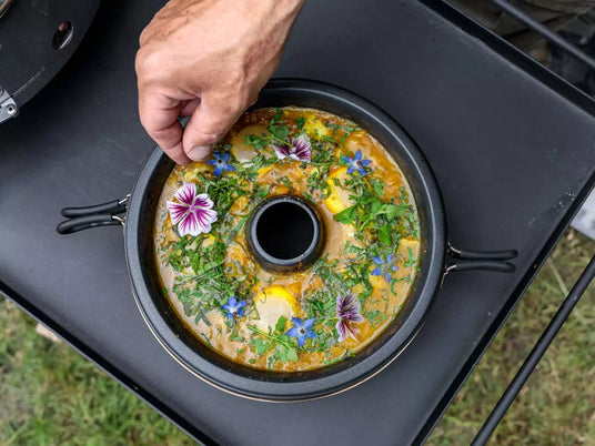Vorbereitete Mahlzeit in Dimego Campinggeschirr, fertig zum essen beim Camping im Freien