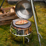 Pizza backt auf einem Pizzastein auf einem Atago-Grill