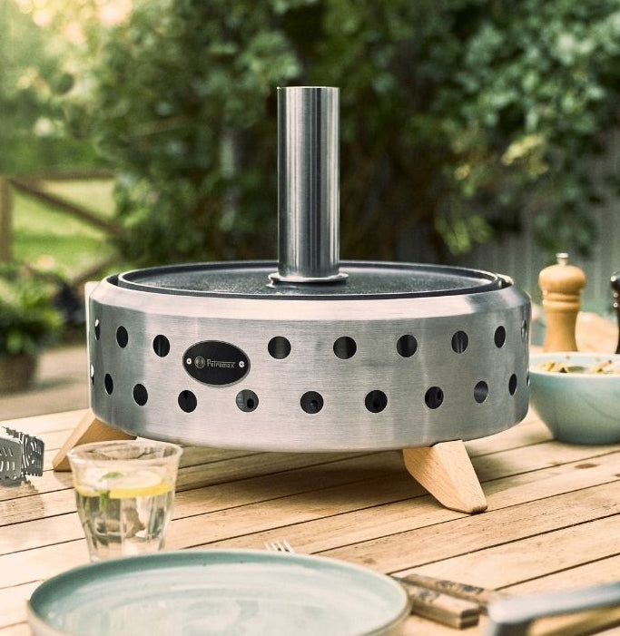 Griddle Spot GS43 mit emaillierter Gusseisen-Grillplatte auf einem Gartentisch