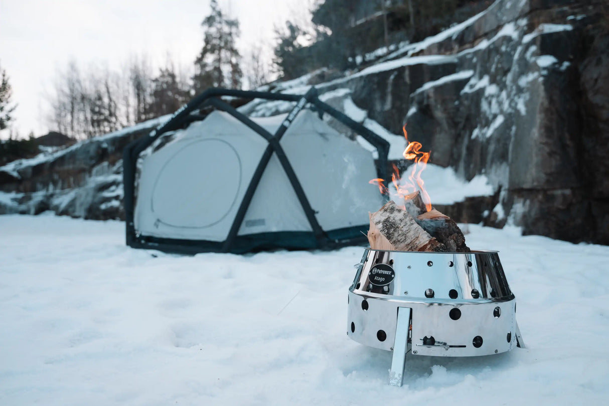 Glühender Atago Grill im Schnee bei winterlicher Kulisse