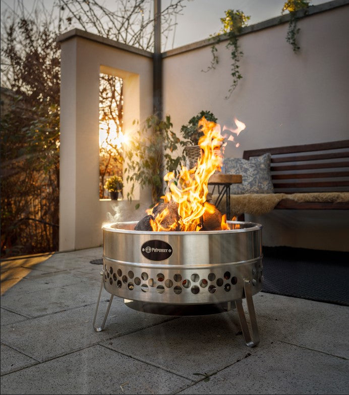 Brennende Feuerschale Tyropit auf einer Terrasse