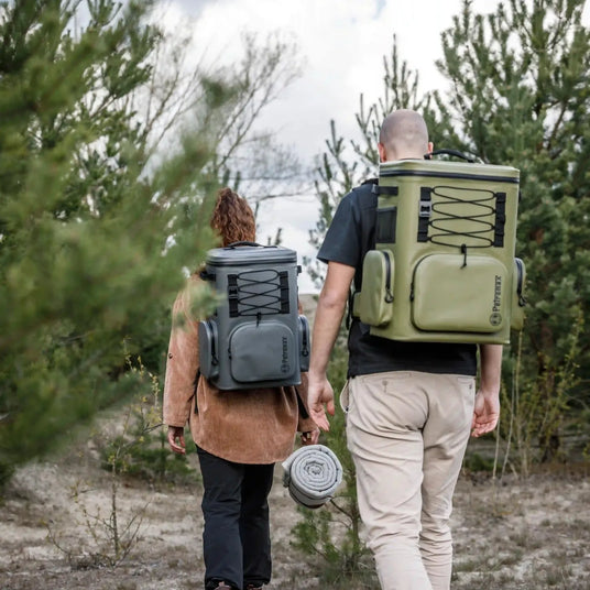 Zwei Touristen mit Rucksack und Petromax Kühltasche beim Wandern