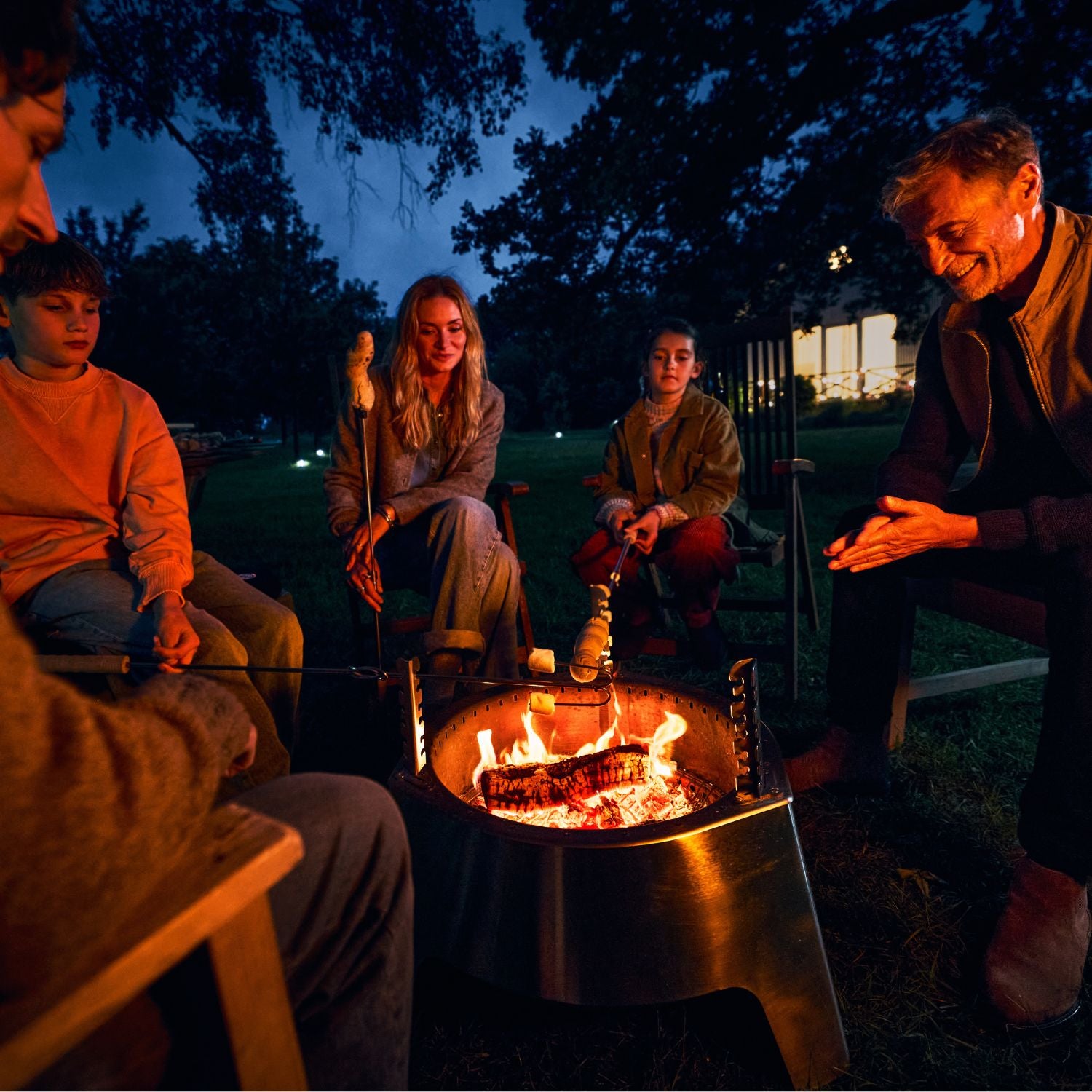 PX Fire Center FC1000 bei einem gemeinsamen Abend am Feuer