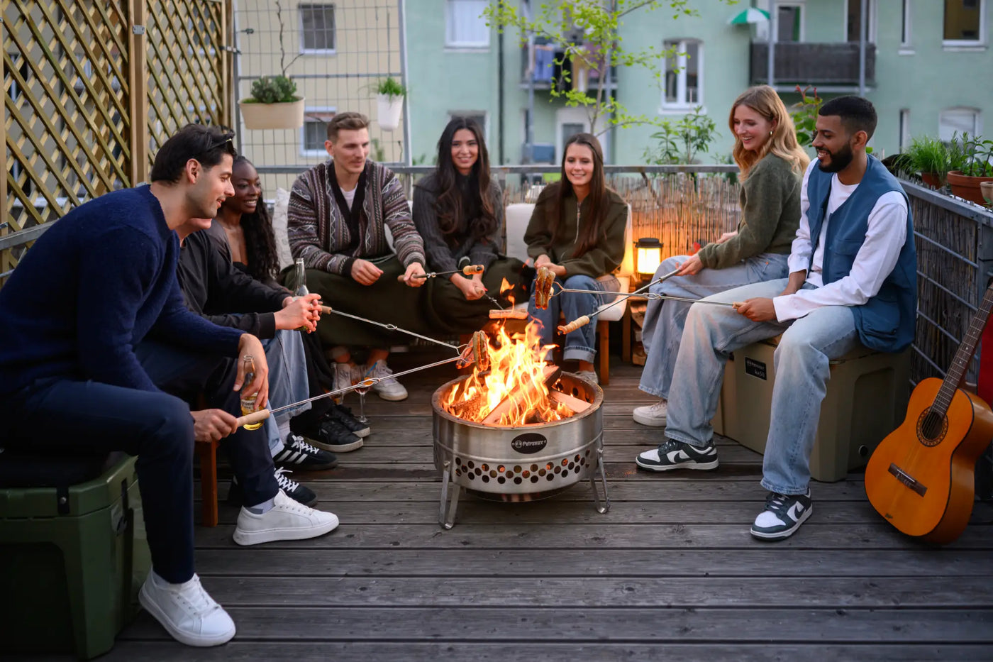 Petromax Tyropit Feuerschale - Freunde grillen auf der Dachterrasse