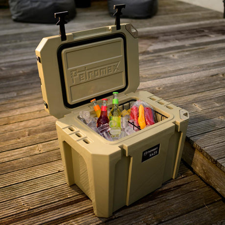 Getränke und Eiswürfel in der geöffneten Kühlbox KX25