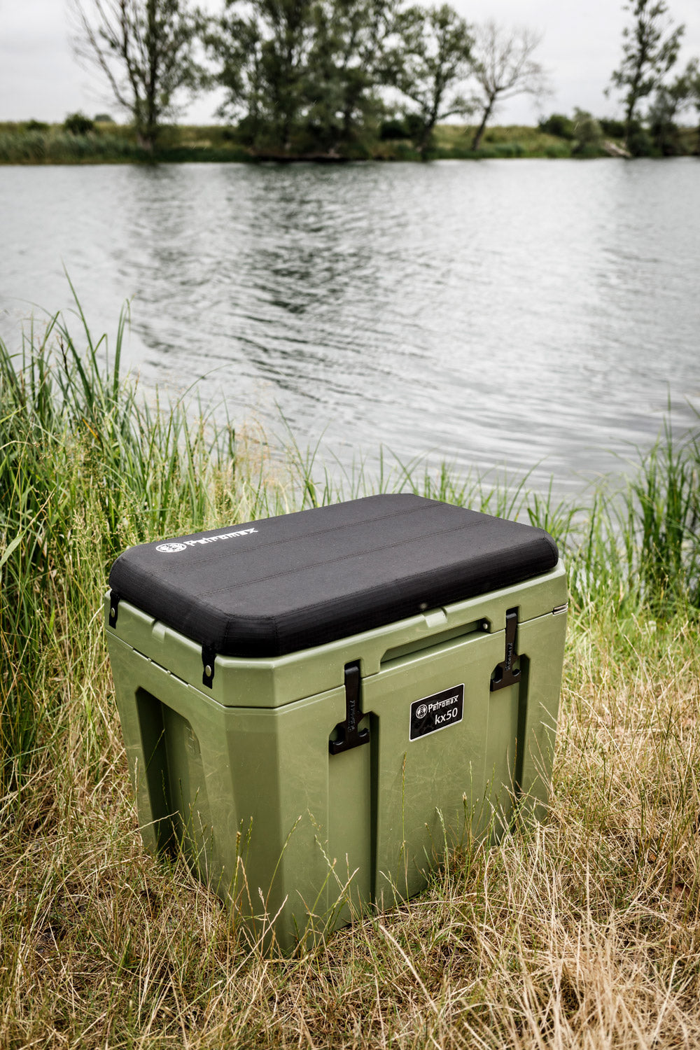 Kühlbox KX50 inkl. Sitzkissen, Korb & Trennbrett, olivcool